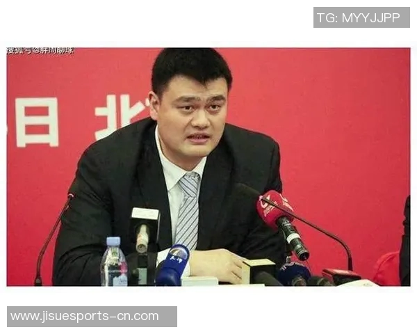 姚明在酒店训话激励团队士气分享成功经验与奋斗精神