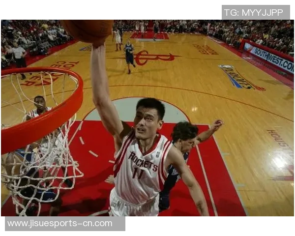姚明飞身扣篮瞬间重现篮球场传奇展现力量与优雅的完美结合